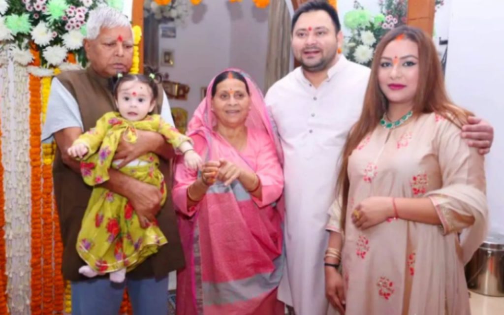तेजस्वी यादव फिर बनने वाले हैं पिता, यात्रा खत्म कर कल कोलकाता निकलेंगे राजद नेता 1 Lalu Family