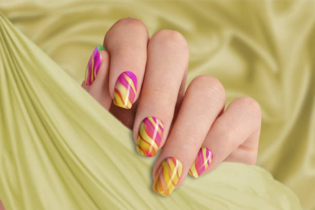 Nail Art Designs: क्रिसमस पार्टी पर ट्राई करें ये नेल आर्ट डिजाइन, लुक को बनाएगा अट्रैक्टिव 4 Multi Color