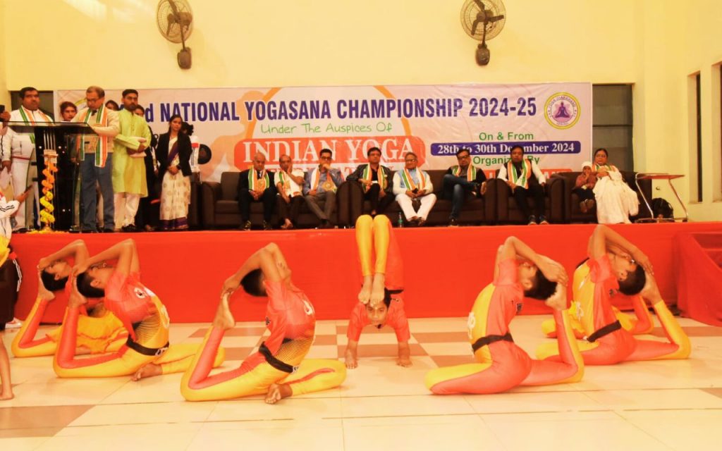 राष्ट्रीय योगासन प्रतियोगिता : 26 राज्यों के 800 खिलाड़ियों का धनबाद में हुआ जुटान, देखें Photos 2 National Yogasana Championship Dhanbad 1