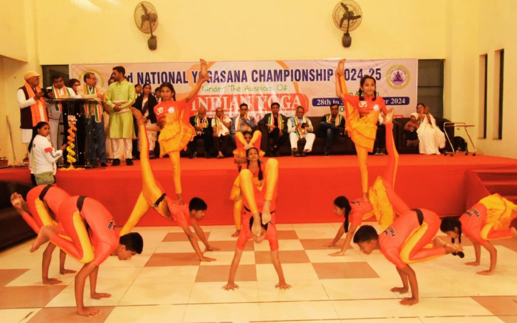 राष्ट्रीय योगासन प्रतियोगिता : 26 राज्यों के 800 खिलाड़ियों का धनबाद में हुआ जुटान, देखें Photos 1 National Yogasana Championship Dhanbad