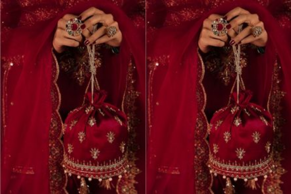 Classy Potli Bag Look For Wedding Season: शादी के सीजन में चुनें डिजाइनर पोटली बैग, लुक को बनाएं आकर्षक 2 Poltli Bag 1