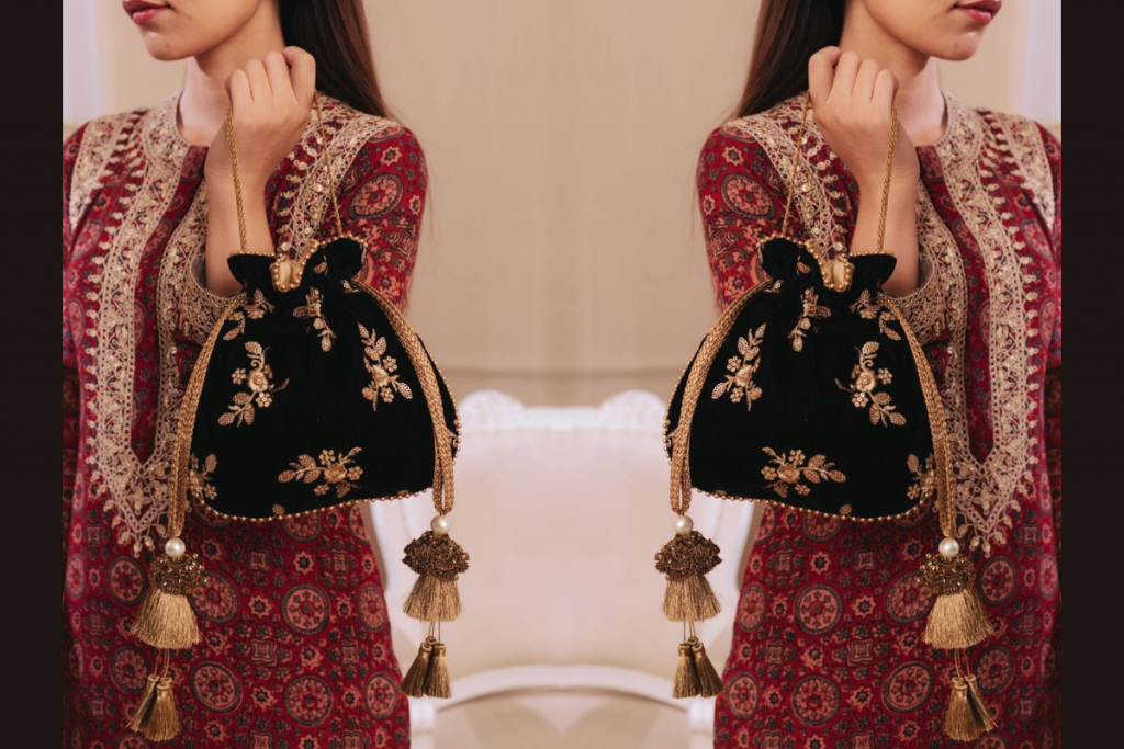 Classy Potli Bag Look For Wedding Season: शादी के सीजन में चुनें डिजाइनर पोटली बैग, लुक को बनाएं आकर्षक 6 Poltli Bag 4