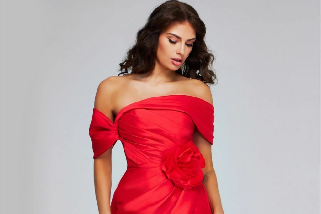 Red Dress Christmas Outfit : क्रिसमस पार्टी के लिए इन लाल ड्रेस में बनें पार्टी क्वीन 1 Red-Dress-Christmas-Outfit