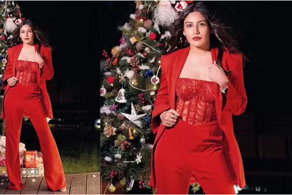 Red Dress Christmas Outfit : क्रिसमस पार्टी के लिए इन लाल ड्रेस में बनें पार्टी क्वीन 6 Red-Dress-Christmas-Outfit