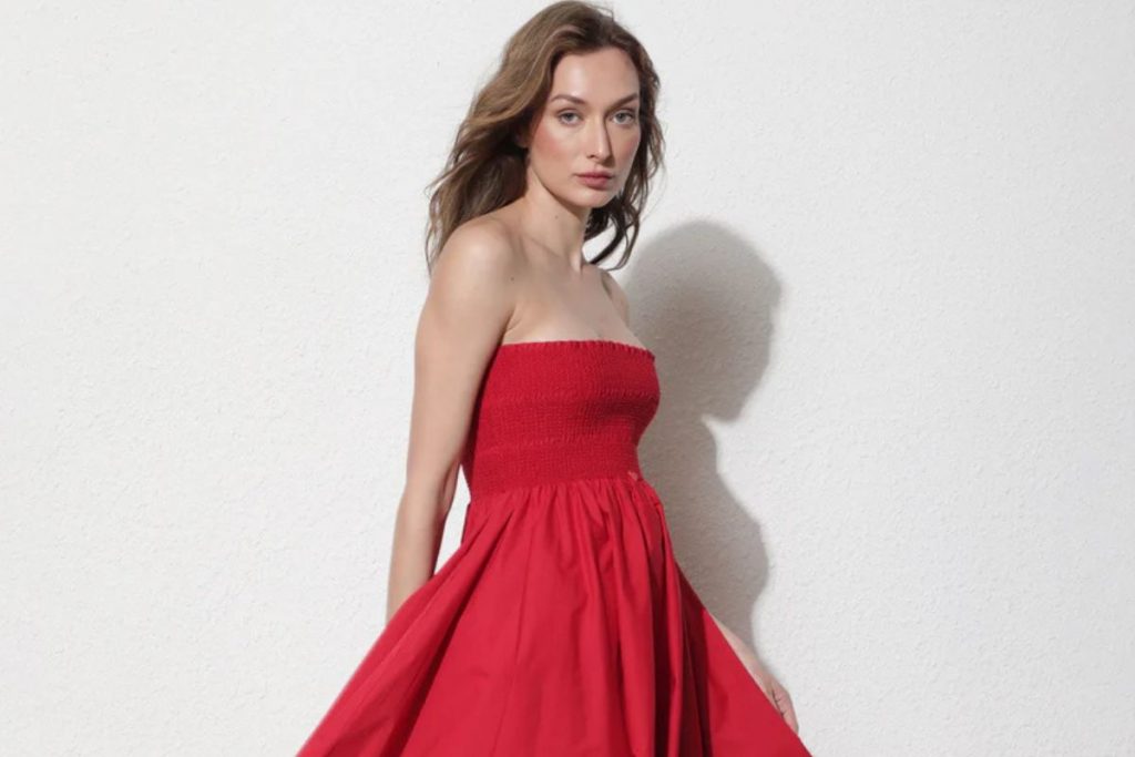 Red Dress Christmas Outfit : क्रिसमस पार्टी के लिए इन लाल ड्रेस में बनें पार्टी क्वीन 5 Red-Dress-Christmas-Outfit