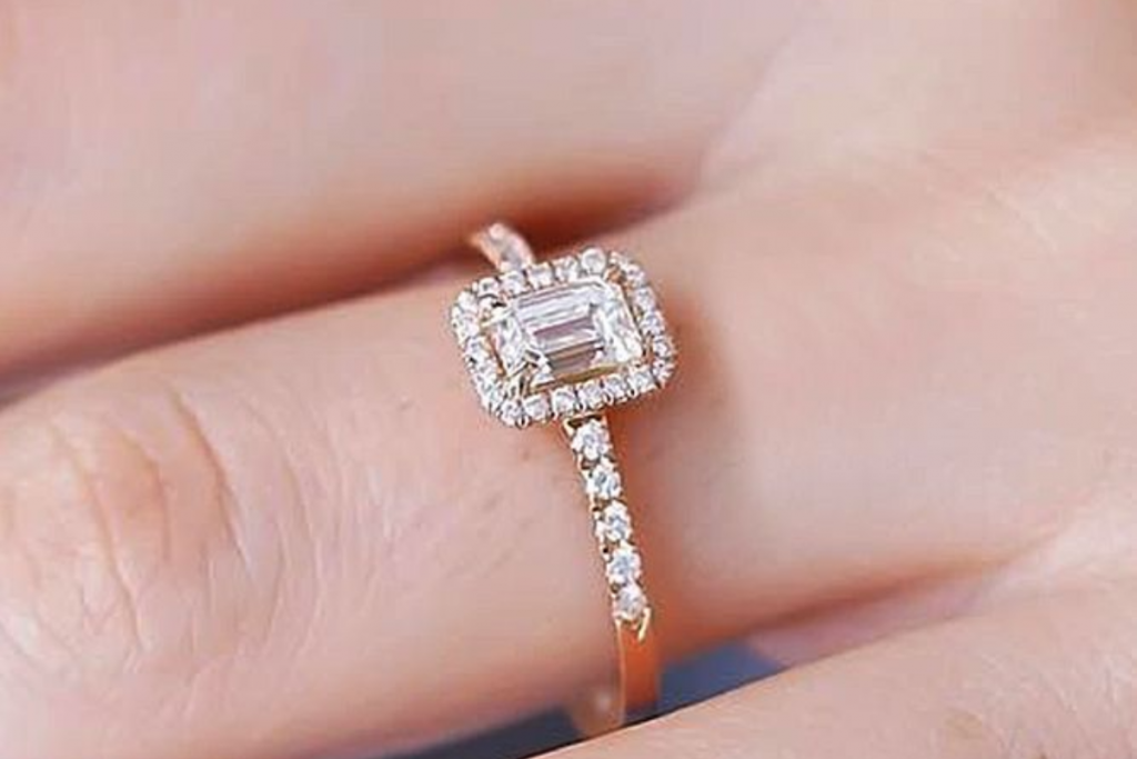 Latest Engagement Ring Designs For Bride: अपनी लाइफ पार्टनर के लिए चुनें ये खूबसूरत डिजाइन के एंगेजमेंट रिंग 2 Ring Designs For Bride 1