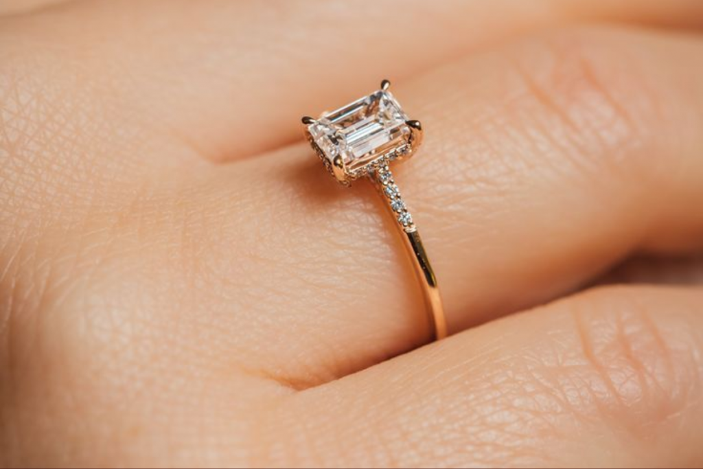 Latest Engagement Ring Designs For Bride: अपनी लाइफ पार्टनर के लिए चुनें ये खूबसूरत डिजाइन के एंगेजमेंट रिंग 3 Ring Designs For Bride 2