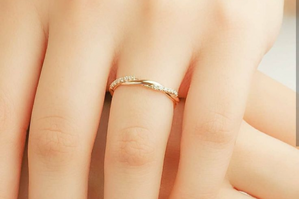 Latest Engagement Ring Designs For Bride: अपनी लाइफ पार्टनर के लिए चुनें ये खूबसूरत डिजाइन के एंगेजमेंट रिंग 4 Ring Designs For Bride 3