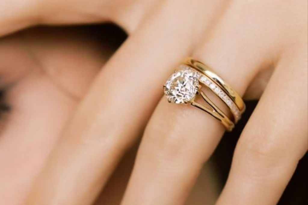 Latest Engagement Ring Designs For Bride: अपनी लाइफ पार्टनर के लिए चुनें ये खूबसूरत डिजाइन के एंगेजमेंट रिंग 6 Ring Designs For Bride 5