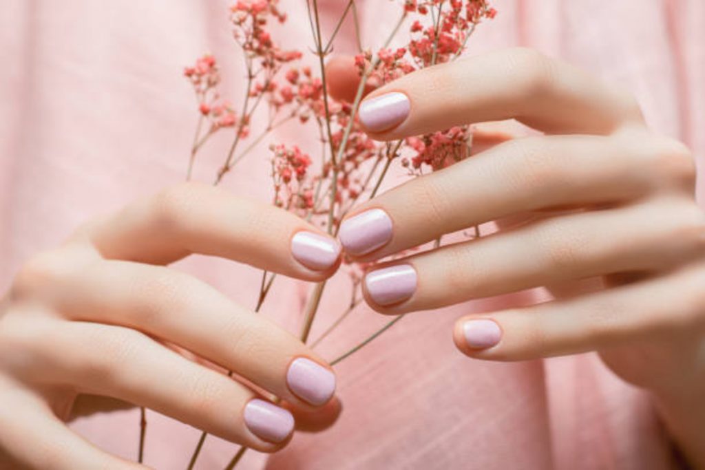 Nail Art Designs: क्रिसमस पार्टी पर ट्राई करें ये नेल आर्ट डिजाइन, लुक को बनाएगा अट्रैक्टिव 1 Simple Nails
