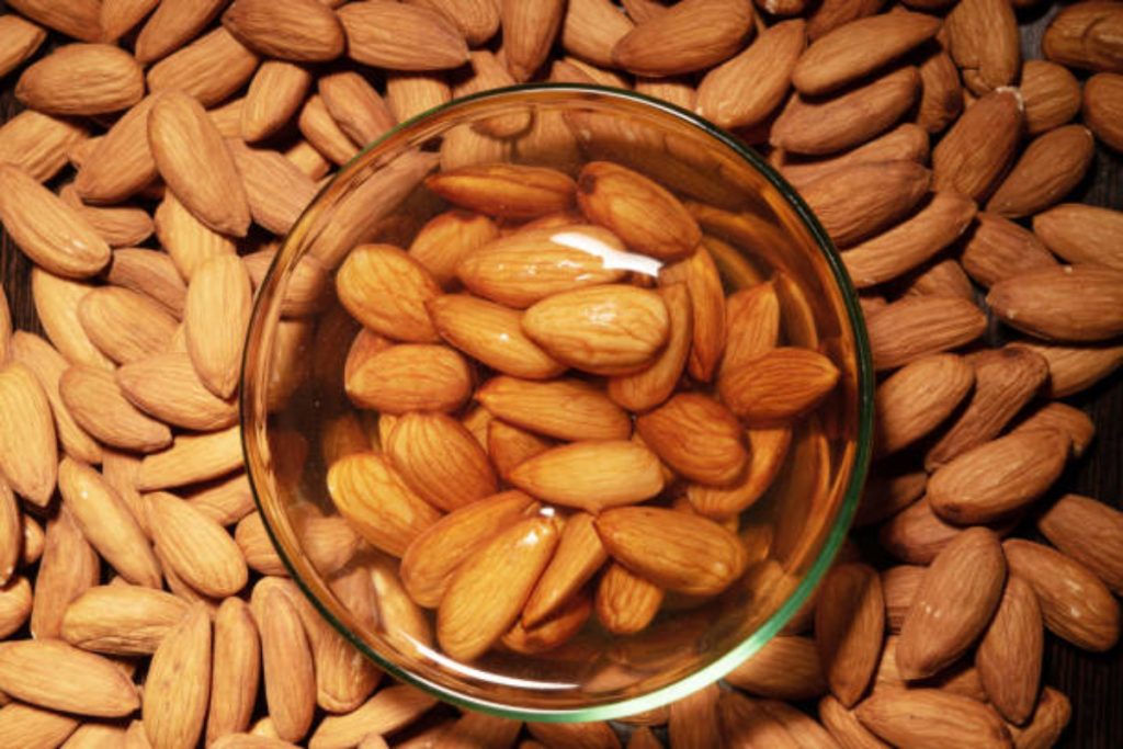 Foods To Improve Memory In Children: बच्चों की याददाश्त बढ़ाने के लिए खिलाएं ये 5 चीजें 2 Benefits Of Soaked Almond