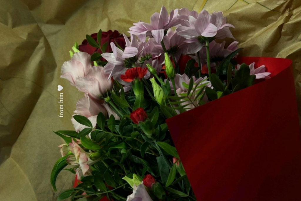 Tips For Gifting Flowers To Girlfriend: गर्लफ्रेंड के लिए ले जा रहे हैं फूल? जान लें ये जरूरी बातें 2 Tips For Gifting Flowers To Girlfriend