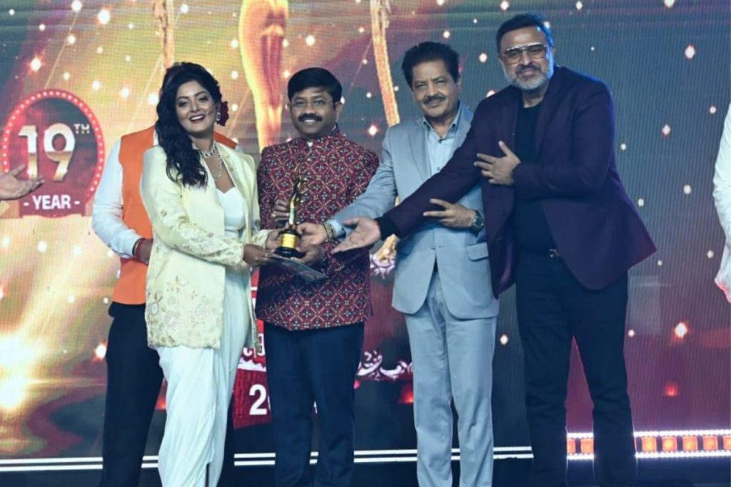 Bhojpuri Film Award का हुआ भव्य उद्घाटन, पॉवर स्टार पवन सिंह को मिला बेस्ट एक्टर अवार्ड 1 Untitled Design 2024 12 15T151219.712