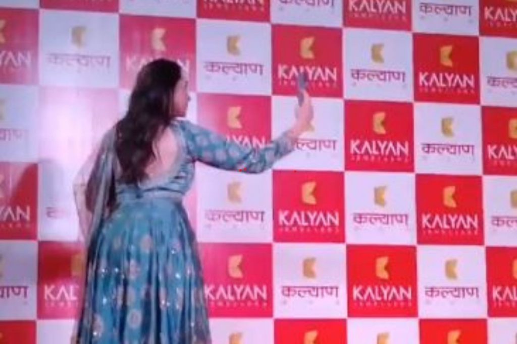 गिरिडीह में अभिनेत्री करिश्मा कपूर ने जमकर लगाये ठुमके, देखें तस्वीरें और वीडियो 1 Your Paragraph Text 4 1