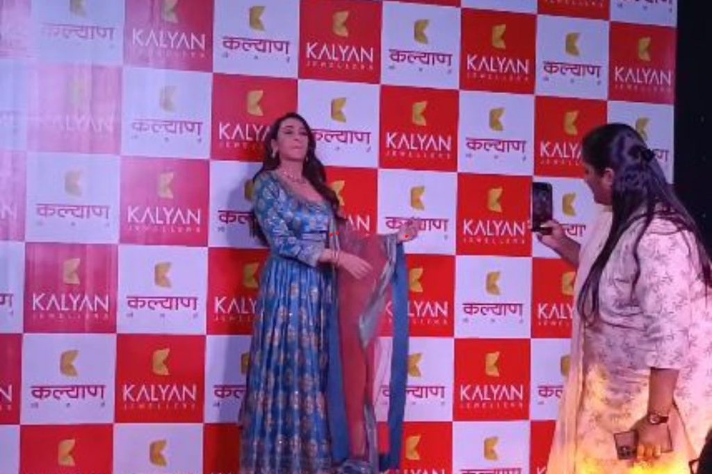 गिरिडीह में अभिनेत्री करिश्मा कपूर ने जमकर लगाये ठुमके, देखें तस्वीरें और वीडियो 2 Your Paragraph Text 6 1