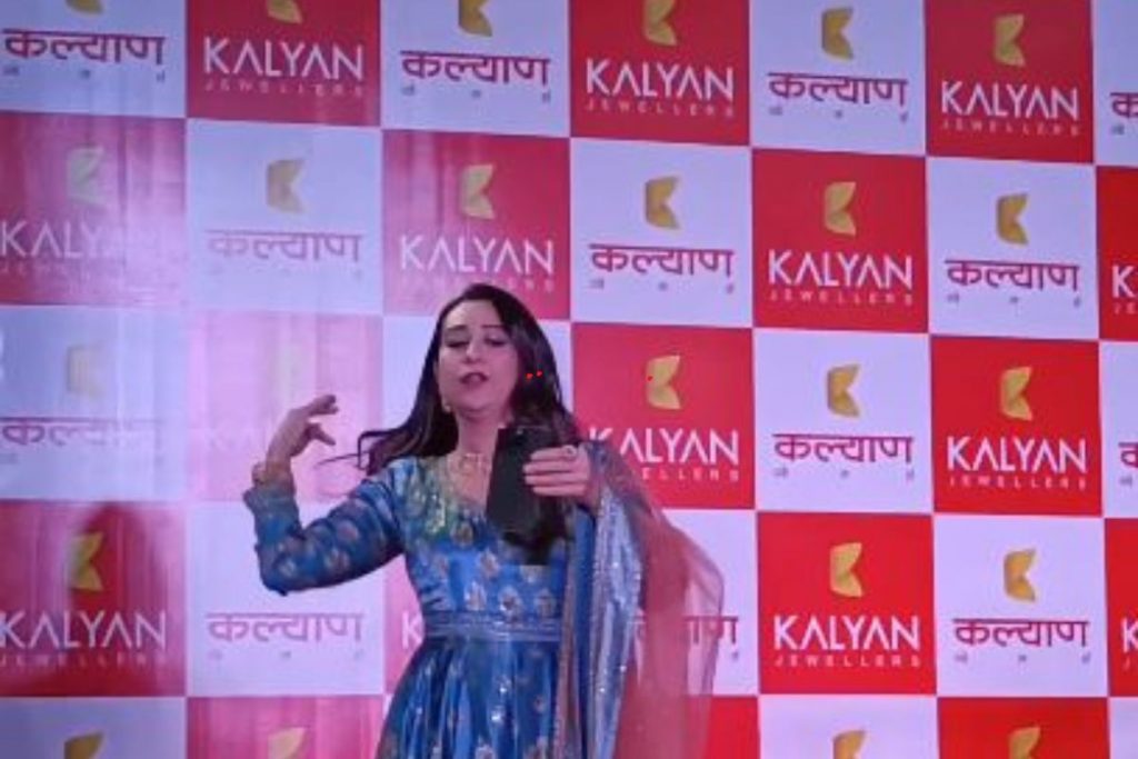 गिरिडीह में अभिनेत्री करिश्मा कपूर ने जमकर लगाये ठुमके, देखें तस्वीरें और वीडियो 3 Your Paragraph Text 7 1
