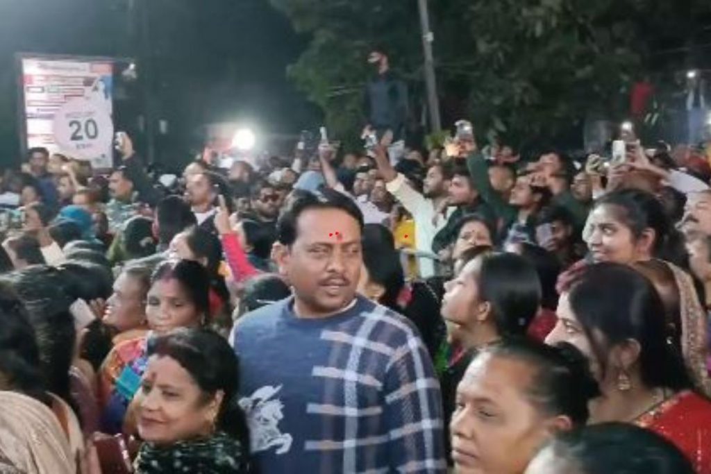 गिरिडीह में अभिनेत्री करिश्मा कपूर ने जमकर लगाये ठुमके, देखें तस्वीरें और वीडियो 4 Your Paragraph Text 8