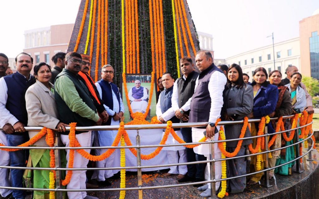 अटल बिहारी वाजपेयी ने बनाया झारखंड, संताली भाषा को दिलाई संवैधानिक मान्यता 2 Atal Bihari Vajpayee Jayanti 2