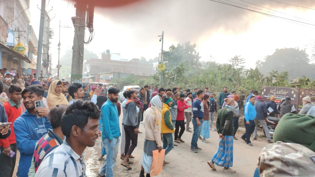 Bihar News: भागलपुर में कचरा गोदाम में लगी भीषण आग, मौके पर पहुंची आधा दर्जन से अधिक दमकल की गाड़ियां 2 Bhg