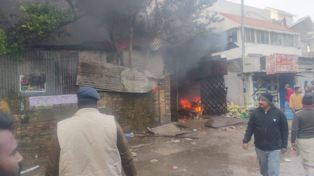 Bihar News: भागलपुर में कचरा गोदाम में लगी भीषण आग, मौके पर पहुंची आधा दर्जन से अधिक दमकल की गाड़ियां 3 Bhg 2