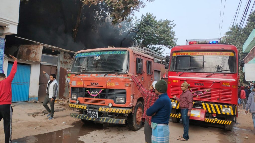 Bihar News: भागलपुर में कचरा गोदाम में लगी भीषण आग, मौके पर पहुंची आधा दर्जन से अधिक दमकल की गाड़ियां 1 Bhg 3