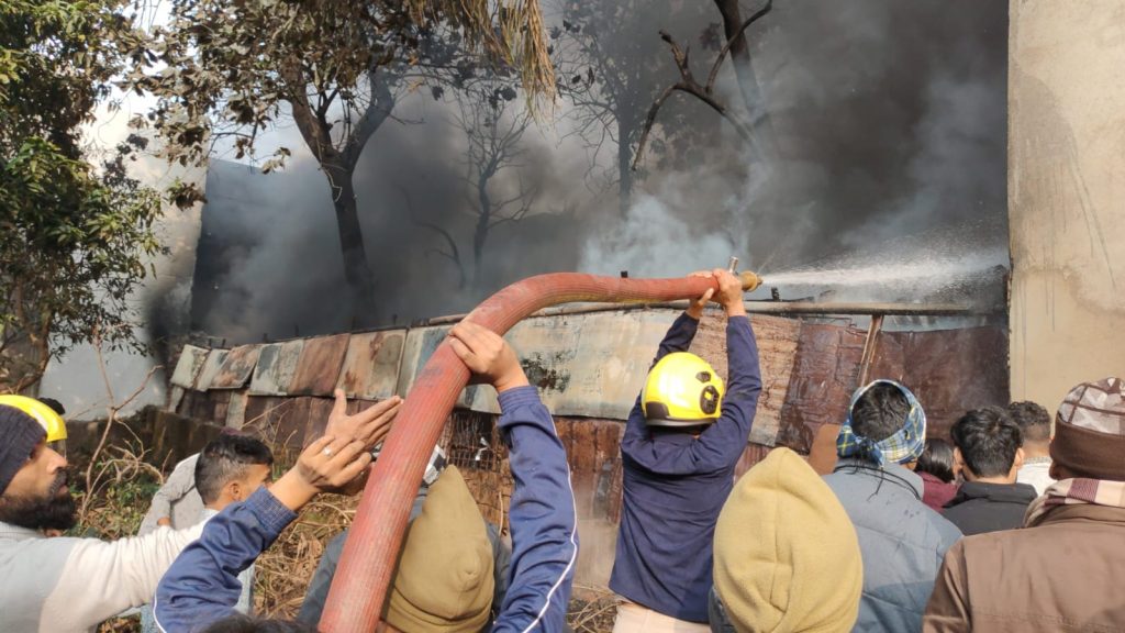 Bihar News: भागलपुर में कचरा गोदाम में लगी भीषण आग, मौके पर पहुंची आधा दर्जन से अधिक दमकल की गाड़ियां 4 Bhg 5