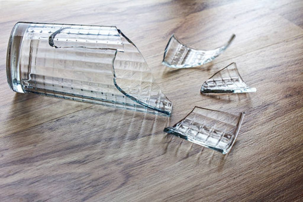 Vastu Tips: एक झटके में हो जाएंगे गरीब, भूलकर भी अपने किचन में न रखें ये चीजें 4 Broken Glass 1