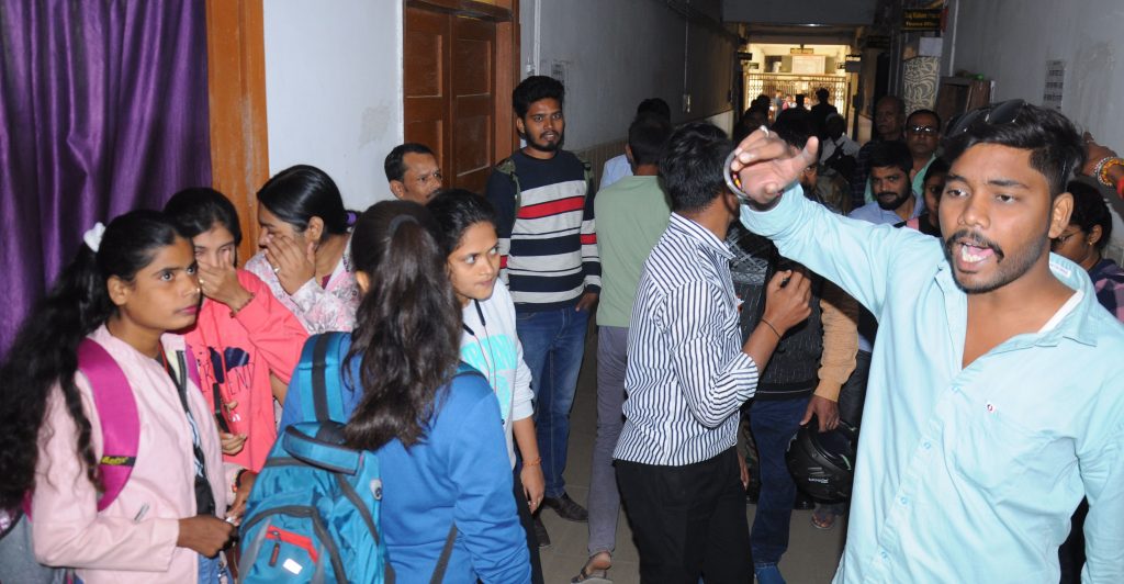 Tmbu के छात्रों ने किया हंगामा, छह घंटे तक यूनिवर्सिटी का काम रखा ठप 4 M 15 जाप छात्र संगठन के द्वारा विश्वविद्यालय को बंदकरवाते हुए