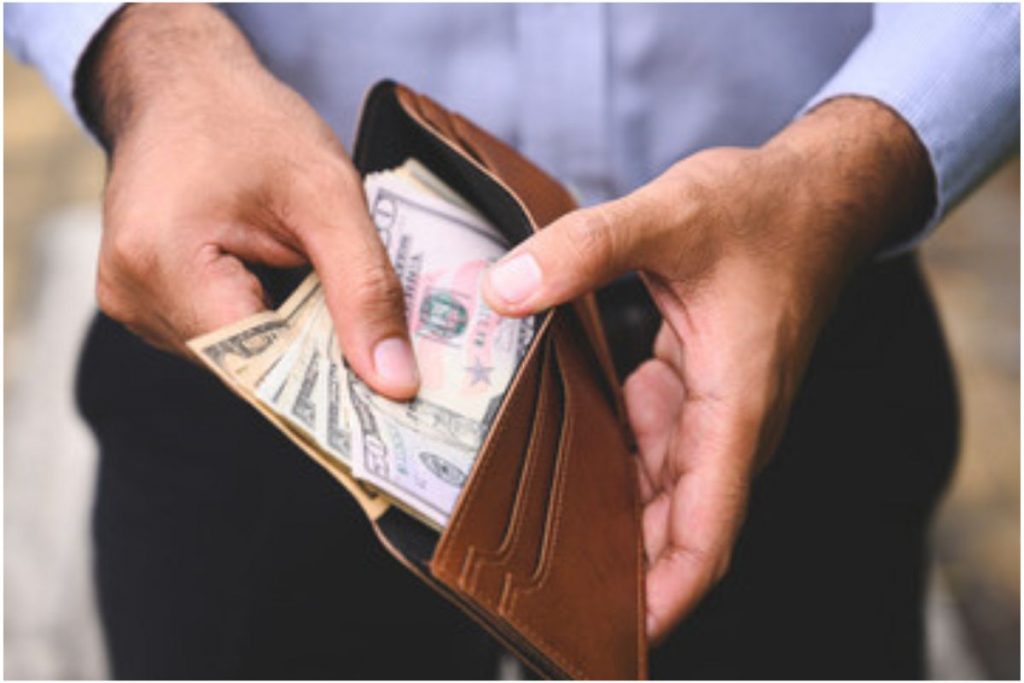 Vastu Tips: अपने पर्स में रखें ये 5 चीजें, होने लगेगी पैसों की बारिश 5 Money 1 122