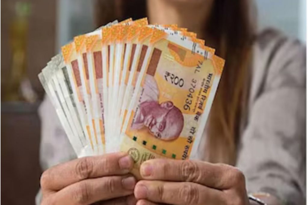 Vastu Tips: अपने पर्स में रखें ये 5 चीजें, होने लगेगी पैसों की बारिश 1 Money 2