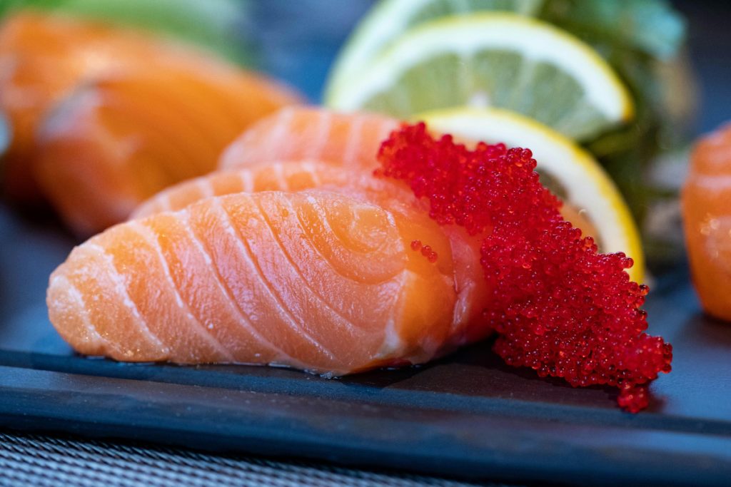Lifestyle Tips: आपके स्लो दिमाग को शार्प बनाती हैं ये चीजें, आज ही डायट में करें शामिल 5 Salmon Fish 2