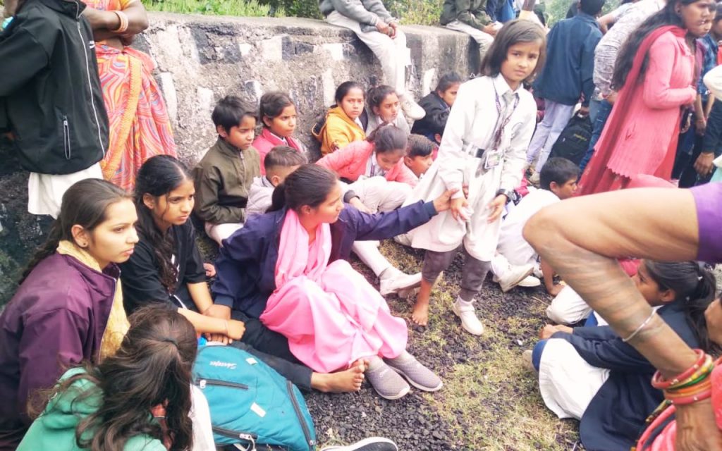कोडरमा के बच्चों को लेकर हुंडरू फॉल जा रही बस दुर्घटनाग्रस्त, 2 दर्जन विद्यार्थी घायल, देखें Photos 1 School Bus Accident At Angara