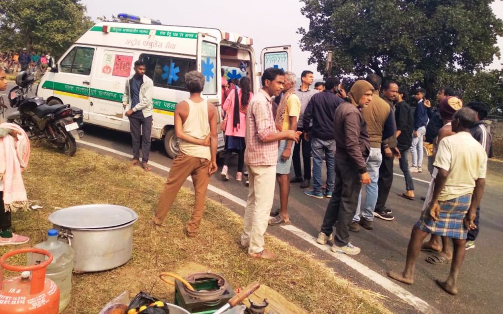 कोडरमा के बच्चों को लेकर हुंडरू फॉल जा रही बस दुर्घटनाग्रस्त, 2 दर्जन विद्यार्थी घायल, देखें Photos 3 School Bus Accident Ranchi Jharkhand 1