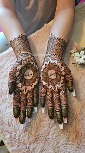Bridal Name Mehandi Design : हाथों पर लगवाएं ये सुंदर नाम वाली मेंहंदी डीजाइन 8 Simple