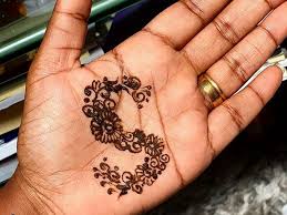 Bridal Name Mehandi Design : हाथों पर लगवाएं ये सुंदर नाम वाली मेंहंदी डीजाइन 5 Single
