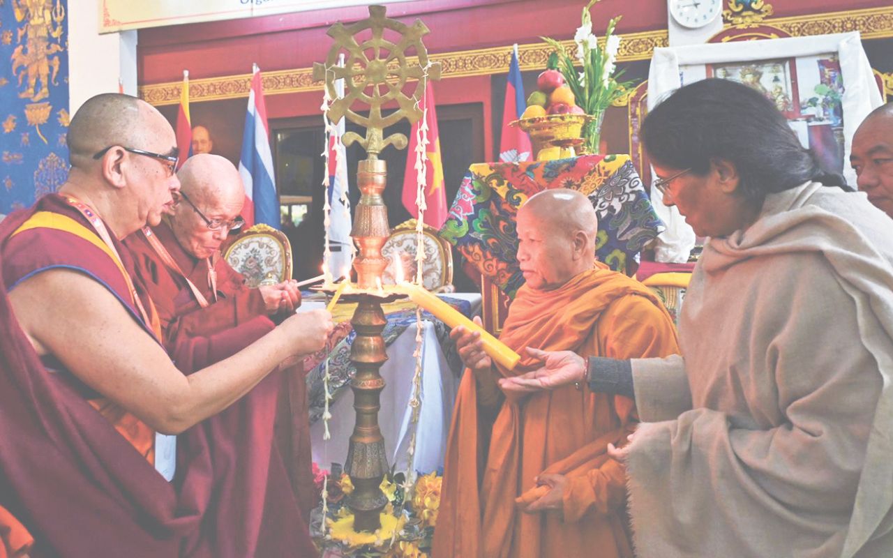 इंटरनेशनल कांफ्रेंस ऑफ विनय का उद्घाटन करते बीटीएमसी की सचिव व अन्य