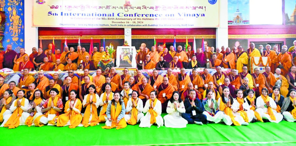 Bodh Gaya: वटपा बौद्ध मठ में तीन दिवसीय इंटरनेशनल कॉन्फ्रेंस ऑफ विनय का शुभारंभ, यहां से देश-दुनिया में जायेगा संदेश 1 इंटरनेशनल कांफ्रेंस ऑफ विनय में मौजूद भिक्षु व श्रद्धालु