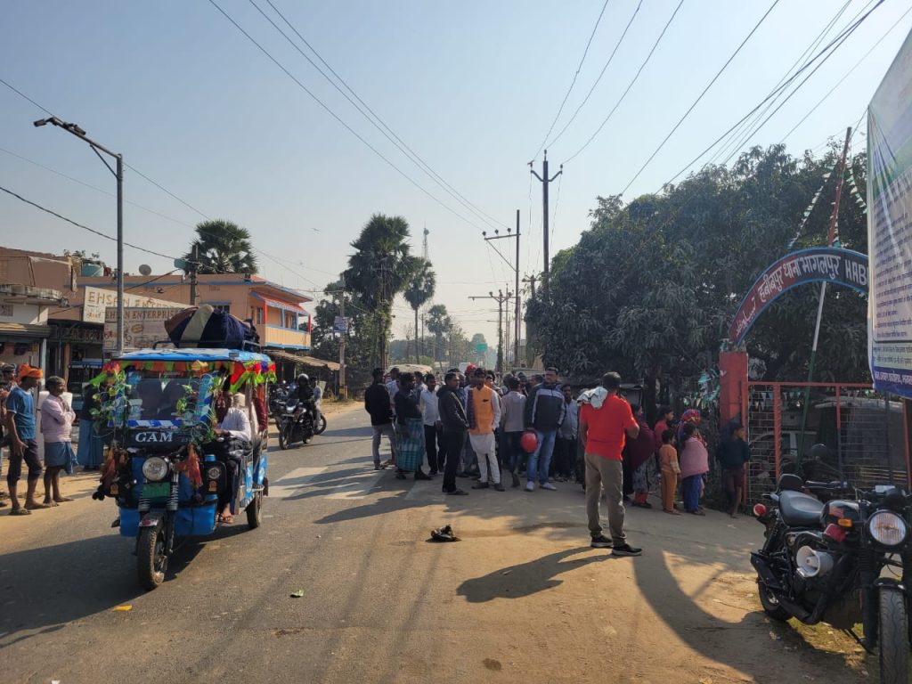 Bhagalpur: थाना से महज 50 मीटर की दूरी पर रेस्टोरेंट की आड़ में चल रहा था अनैतिक कार्य, ऐसे हुआ खुलासा 1 हबीबपुर में पकड़े गए लड़के लड़कियों को छुड़ाने पहुंचे उनके परिजन