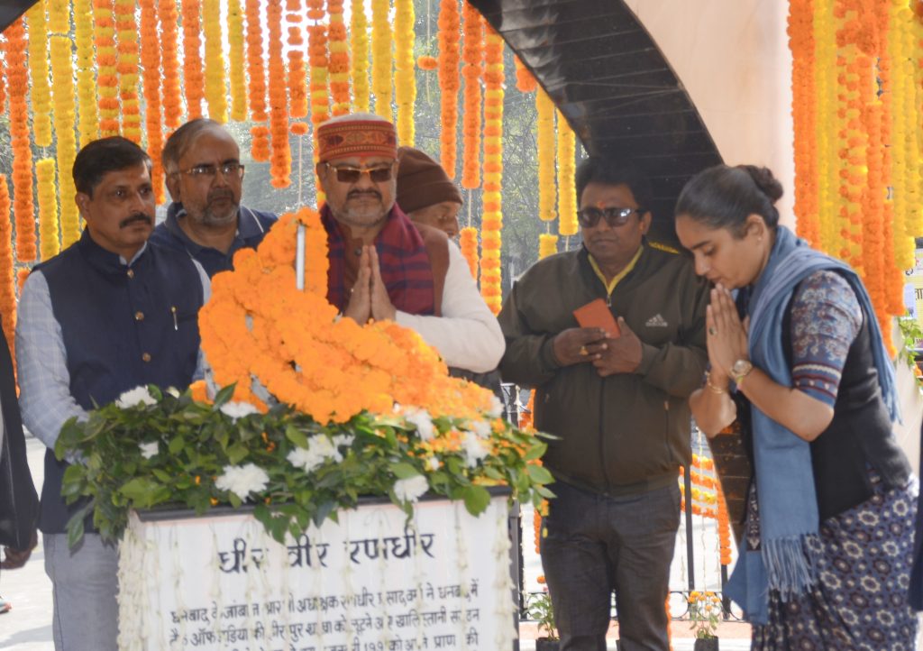 रणधीर वर्मा शहादत दिवस पर धनबाद में बोले राज्यपाल संतोष गंगवार - राष्ट्र सेवा ही सबसे बड़ा धर्म 2 03Dhn Randhir Purnima Singh