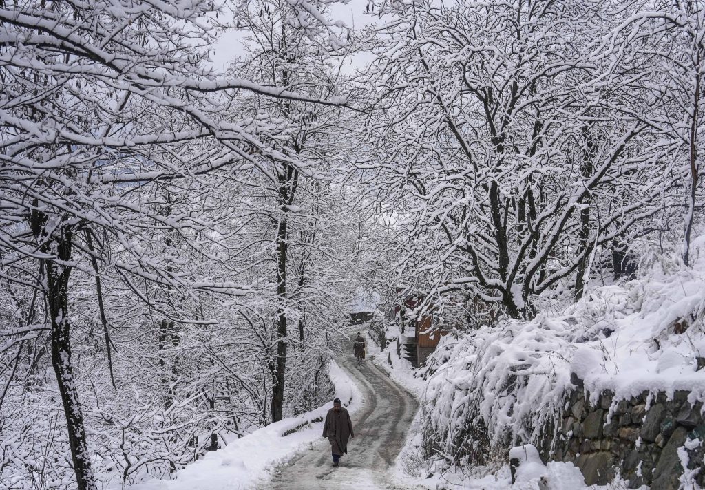 Weather Updates: पहाड़ों में बर्फबारी से मैदानों में कड़ाके की ठंड, बारिश से बढ़ सकती है परेशानी, जानें मौसम का हाल 3 29121 Pti12 29 2024 000060A