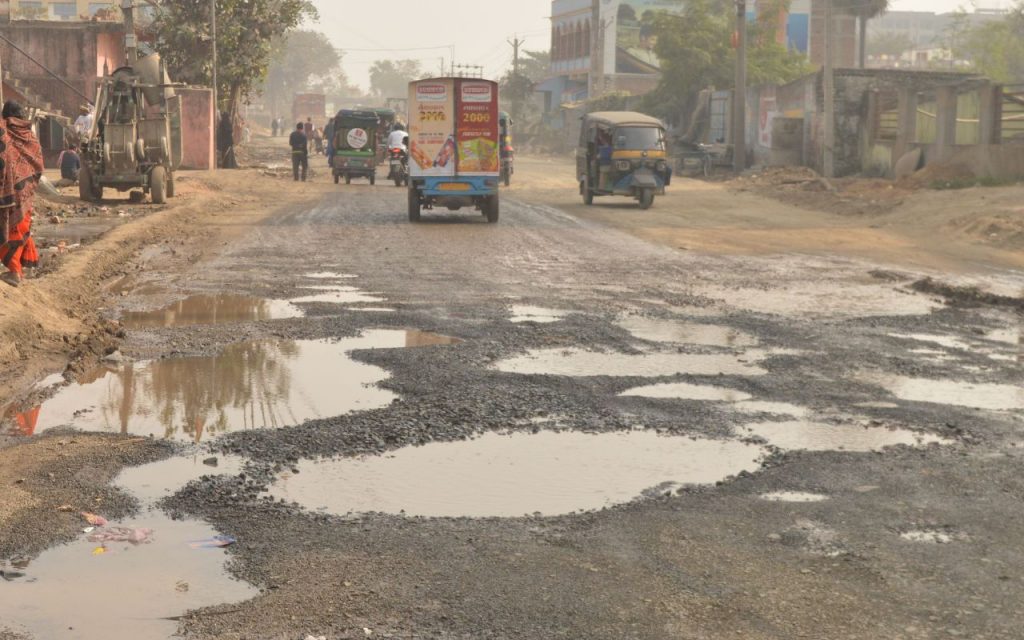 बिहार के इस सड़क की पहचान है मिट्टी भरे गड्ढे और उड़ती धूल, संभल कर चलें, हाइवे है खतरनाक 2 Bhagalpur Nh 30 2