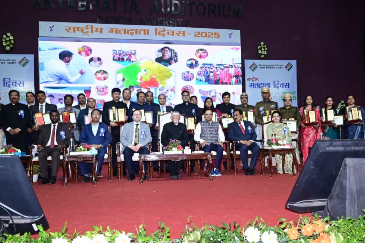 झारखंड के राज्यपाल ने बेहतर कार्य करनेवाले इन अधिकारियों और कर्मचारियों को किया सम्मानित National Voters Day 2025 Governor Santosh Gangwar honored officers and employees good ...