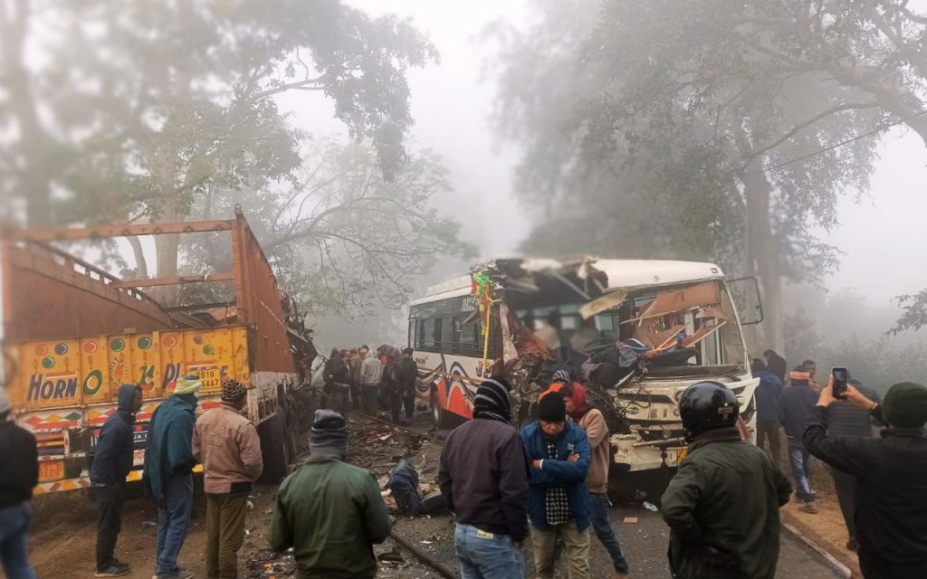 पलामू में कोहरे का कहर, बस-ट्रक की सीधी टक्कर में ट्रक ड्राइवर समेत 2 की मौत, 5 की हालत गंभीर 2 Road Accident In Palamu Jharkhand