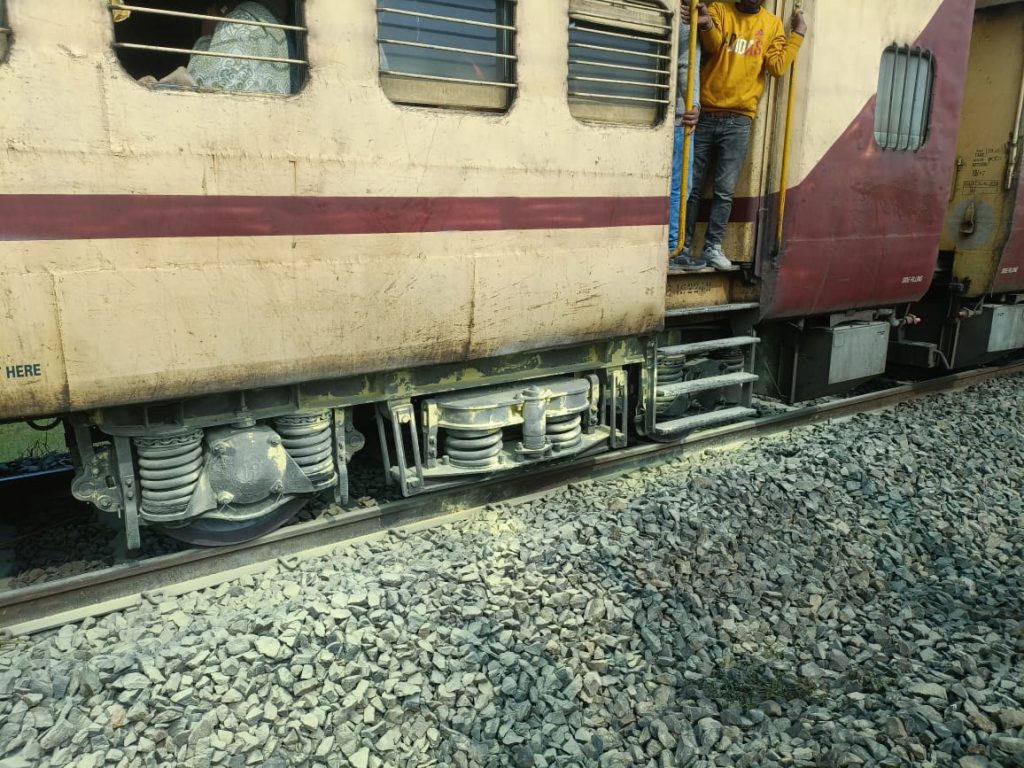 Train Accident: बलिया-सियालदह एक्सप्रेस के दो डिब्बे से अचानक निकलने लगा धुंआ, टला बड़ा हादसा 1 Whatsapp Image 2025 01 03 At 6.27.21 Pm