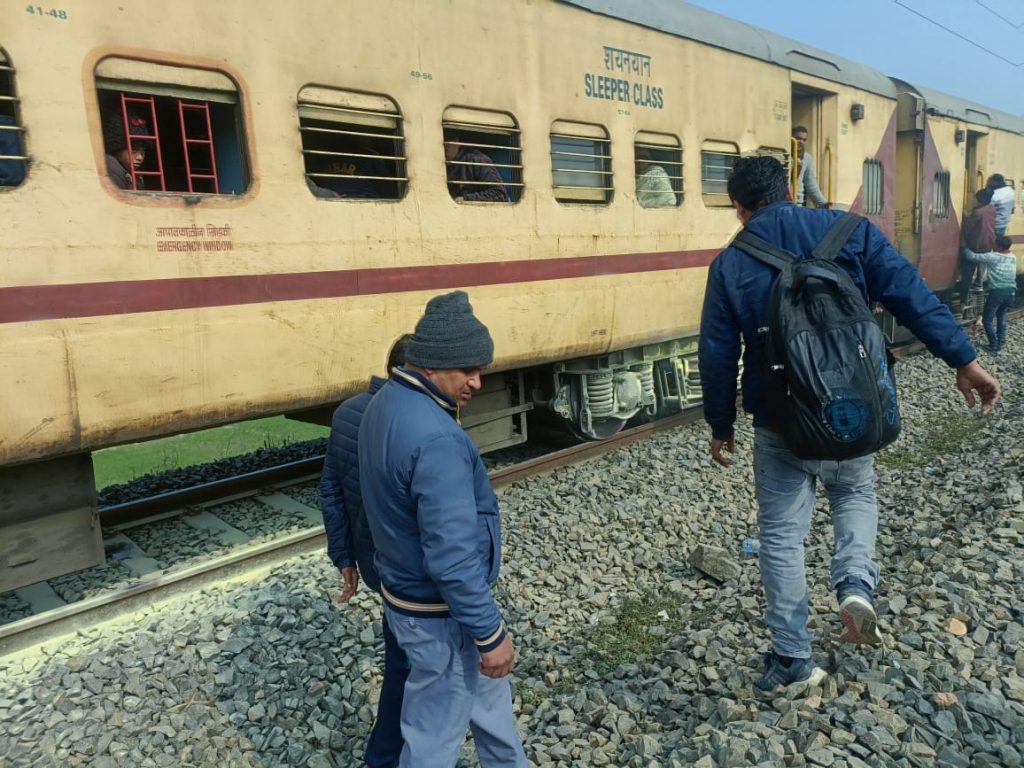 Train Accident: बलिया-सियालदह एक्सप्रेस के दो डिब्बे से अचानक निकलने लगा धुंआ, टला बड़ा हादसा 2 Whatsapp Image 2025 01 03 At 6.27.22 Pm