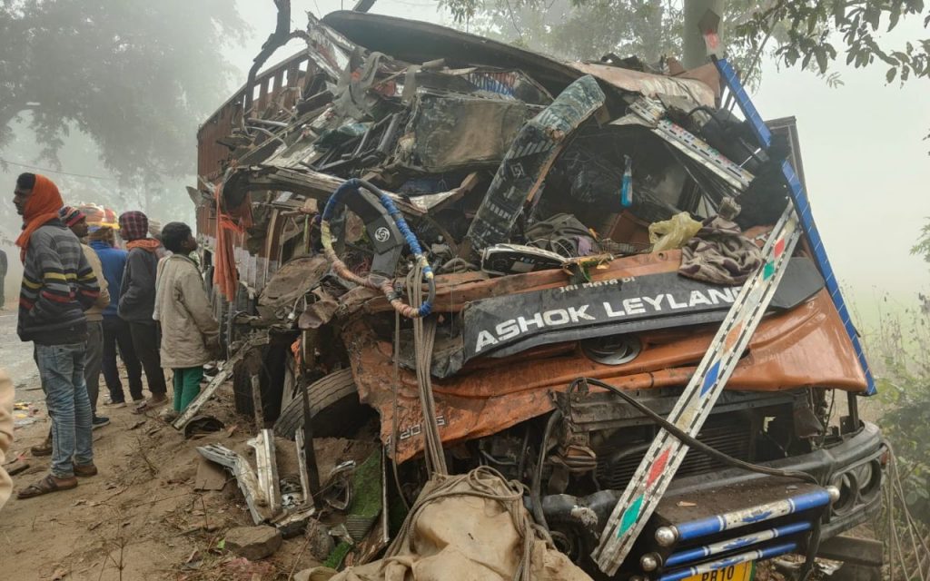 पलामू में कोहरे का कहर, बस-ट्रक की सीधी टक्कर में ट्रक ड्राइवर समेत 2 की मौत, 5 की हालत गंभीर 3 Palamu Road Accident News