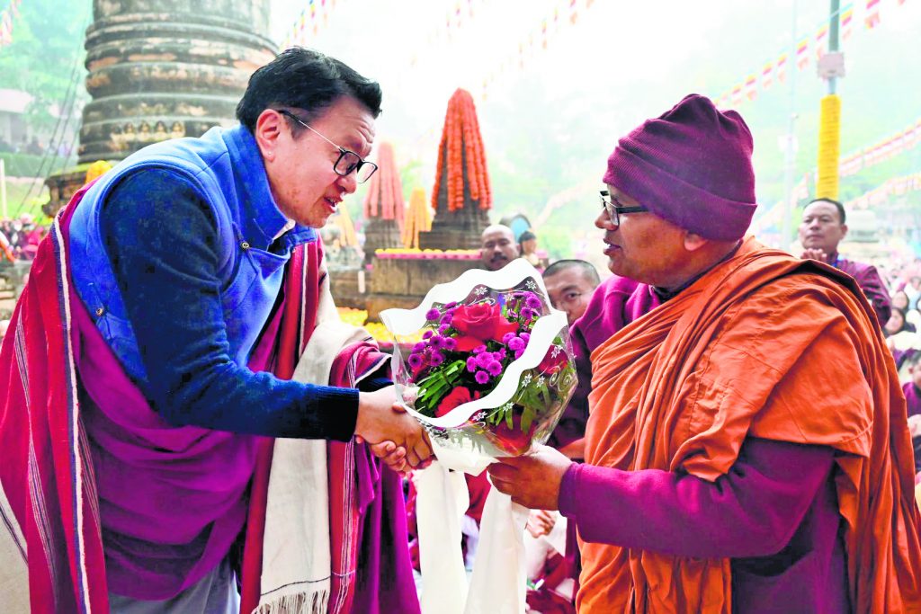 Bodh Gaya: विश्व शांति के लिए महाबोधि मंदिर में भूटान के श्रद्धालुओं ने शुरू की पूजा, करेंगे एक लाख मंत्रोच्चार 1 भूटान के श्रद्धालु
