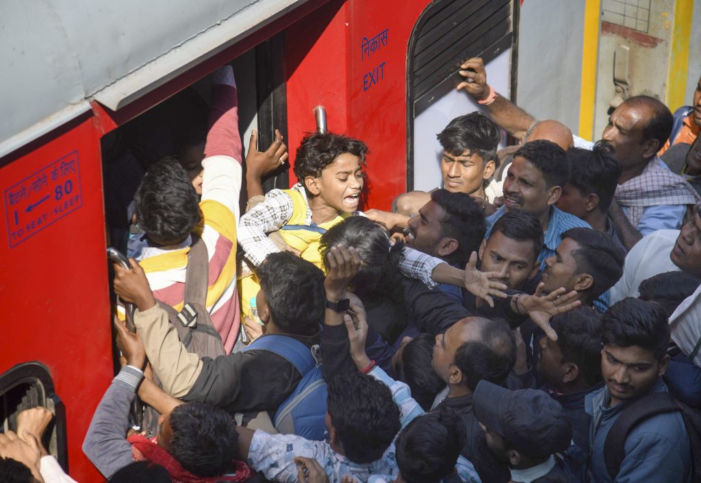 Photos: बिहार में ट्रेनें और स्टेशन पूरी तरह पैक, होली-छठ के हुजूम को भी फेल कर रही महाकुंभ वाली भीड़ 1 15021 Pti02 15 2025 000140B