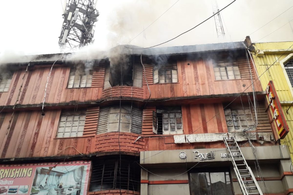 महावीर चौक के शर्मा टॉवर में लगी आग महावीर चौक के शर्मा टॉवर में लगी आग