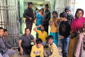 अस्पताल परिसर के बाहर हंगामा करते मृत मरीज के परिजन